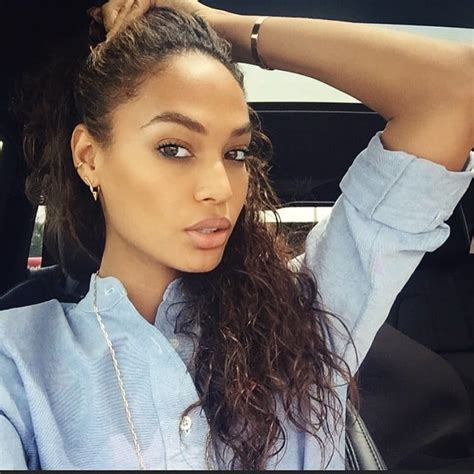 The Curly Hair Selfie Joan Smalls S Selfies Popsugar Latina Photo 4