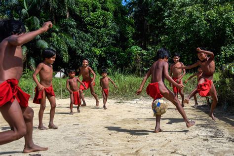 二つの世界をまたにかけるアマゾン奥地の先住民 写真10枚 国際ニュース：afpbb news