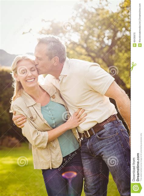 echtgenoot kussende vrouw op de wang stock foto image  hebbend pret