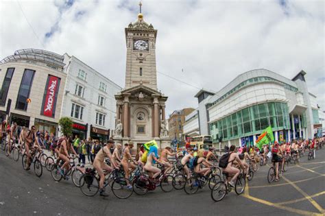 全裸で自転車に乗って集団で駆け抜ける人々「world naked bike ride 2013」写真集 gigazine