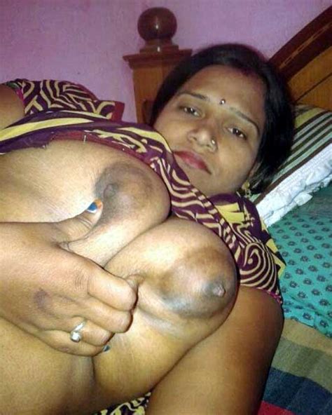 sunita bhabhi ne apne boobs ko pakad kar dudh nikala