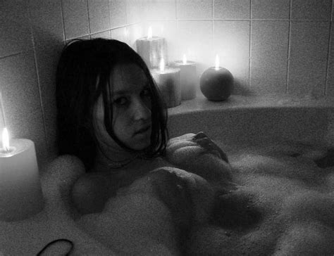 belle amatrice nue dans son bain nandb