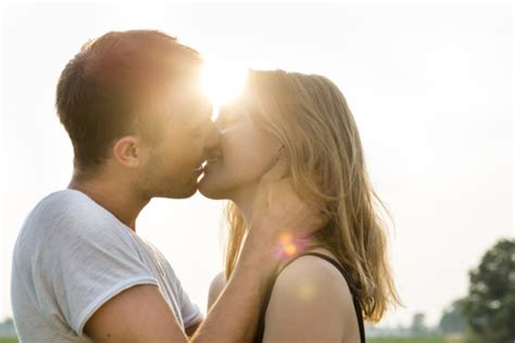 アソコにそっと手を 男が「本命女子とのキス中」にすること5つ 2020年08月09日 ｜biglobe Beauty