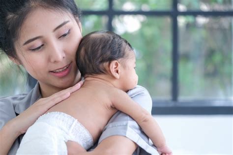 Azjatycka Matka Trzyma 1 5 Miesięczne Dziecko Pochylając Się Przez