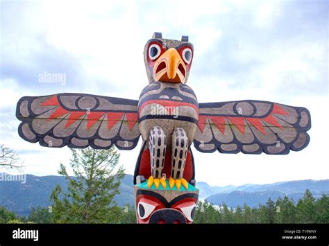 eagle totem pole  res stock photography  images alamy