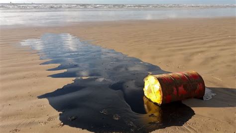 oil spill clean  methods   prevent water