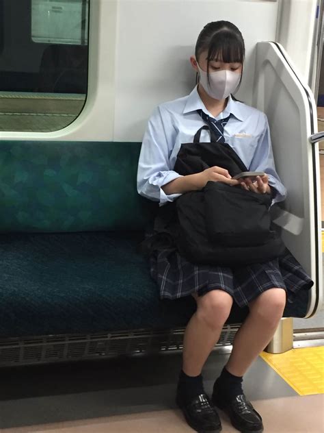 【画像】電車で座ってる女子高生の対面からスマホで盗撮奴ちょっと来なさい Jkちゃんねる 女子高生画像サイト