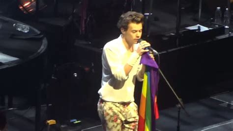 One Direction S Harry Styles Performs With Pride Flag As