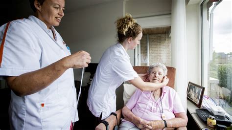 extra miljoenen naar verpleeghuizen feest bij de ouderenzorg