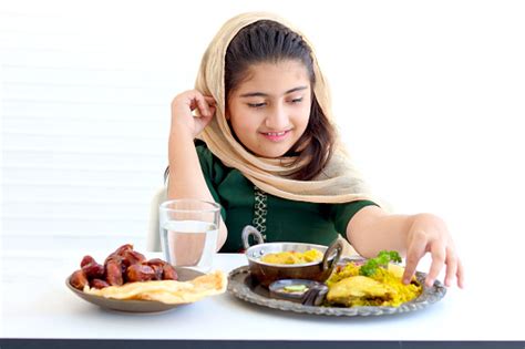 Entzückendes Lächelndes Pakistanisches Muslimisches Mädchen Mit Schönen