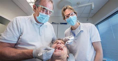 deze tandartsen helpen daklozen met hun gebit zonder voortanden  het lastig solliciteren