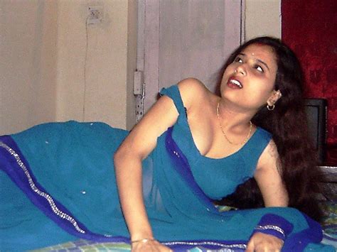 hot girls of world desi aunty hot saree slip deep cleavage show photo