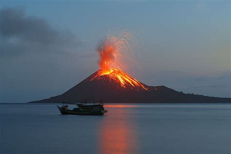indonesia   anak krakatau volcano   blow earth  sottnet
