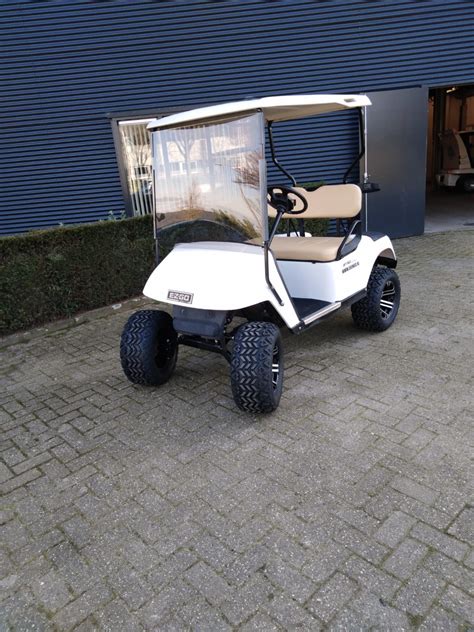 ezgo txt verhoogde elektrische golfkar met nieuwe witte kappen bringo electric vehicles