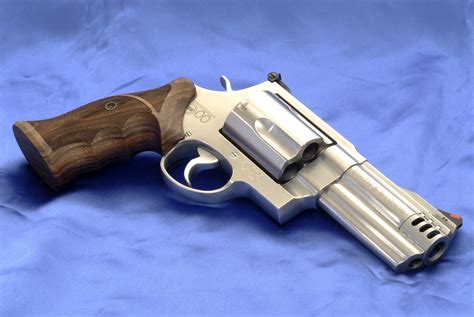weapons smith wesson  magnum