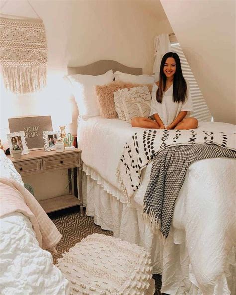 Girly Dorm Room Via Instagram Danamcvicker College Dorm Room