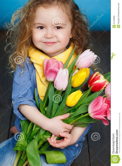 menina bonita com um ramalhete grande das tulipas baixe