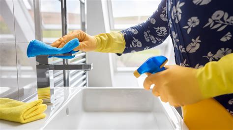 tips for deep cleaning the bathroom