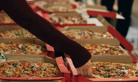 pizzabakker dominos vertrekt uit italie lokale pizzerias winnen de strijd