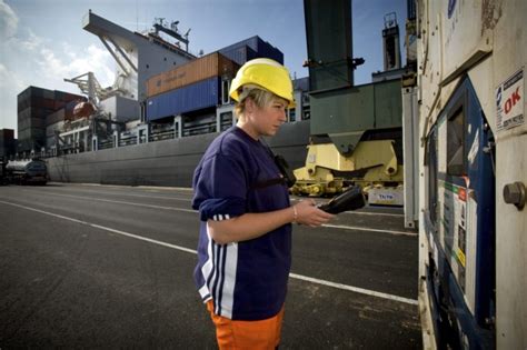 zeebrugge helft havenarbeiders legt donderdag werk neer binnenland gazet van antwerpen