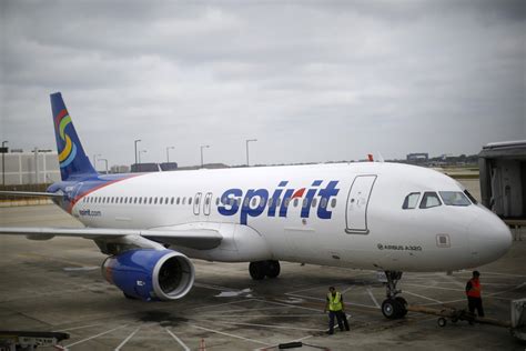loud  sparks fight videotaped  spirit airlines plane  los angeles runway
