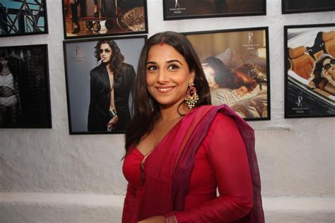 high quality bollywood celebrity pictures vidya balan sexy cleavage show at the dabboo ratnani