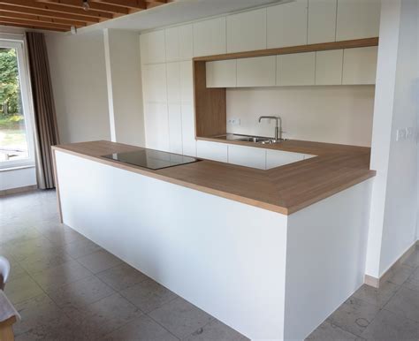 keuken met massief eiken werkblad en omlijsting belgie hvs design maatwerk meubelen