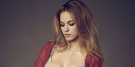 Alexis Knapp Gives Us A Reason To See Pitch Perfect 2