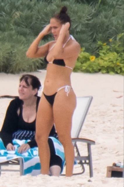 Дженнифер Лопес продолжает праздновать день рождения на пляже в бикини фото СПЛЕТНИК