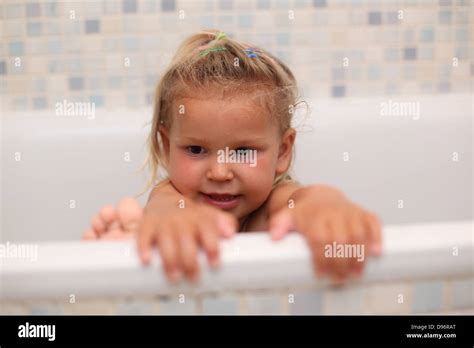 kleine mädchen spielen in der badewanne stockfotografie alamy