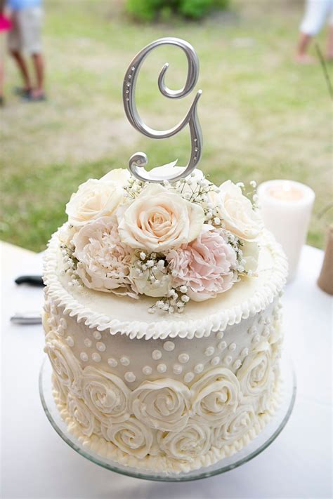 small  wedding cake  roses