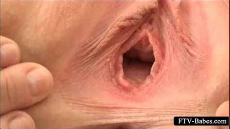Blondie Wide Spreads Pink Twat Hole In Close Up Xnxx