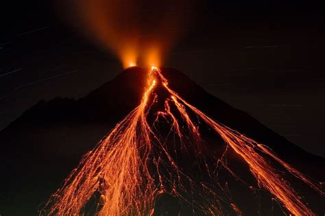 volcan arenal en eruption costa rica nocturne guatemala volcano wallpaper volcan eruption