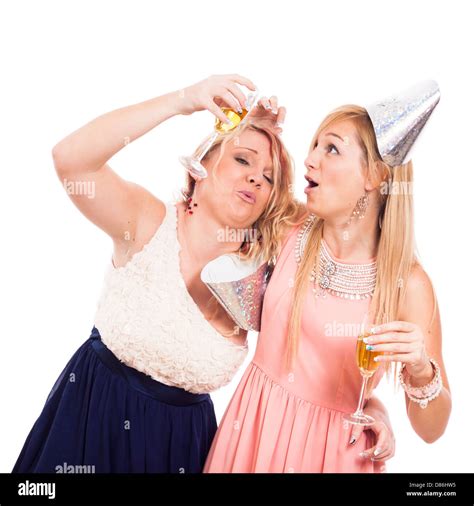 zwei lustige betrunkene mädchen feiern mit alkohol isoliert auf weißem