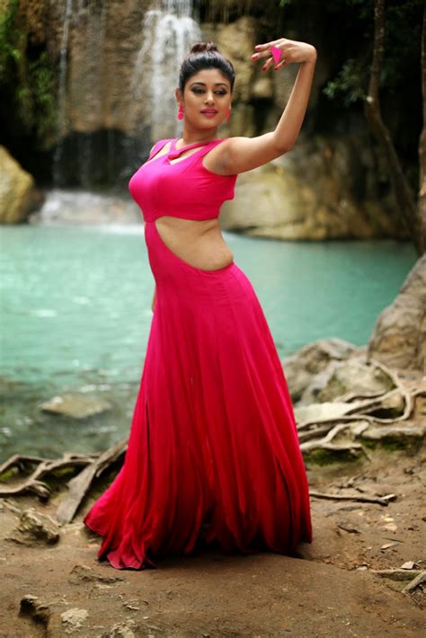 Actress Oviya Hot Navel Show From Tamil Movie