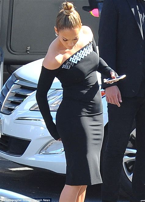 Jennifer Lopez Struggles To Walk In Her Too Tight Dress Daily Mail Online
