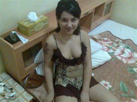 beautiful deep cleavage of desi spicy aunty in nighty