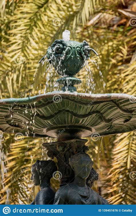 de fontein van drie vereert barcelona spanje stock foto image  architectuur groen