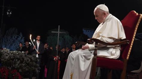 Papa En El Vía Crucis Veamos En La Cruz De Jesús Las