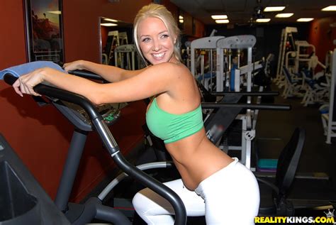 insanely hot blonde exposing her perfect fucking body in the gym