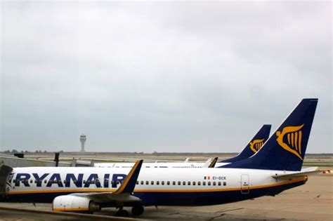 top  reasons  hate ryanair barcelona blonde