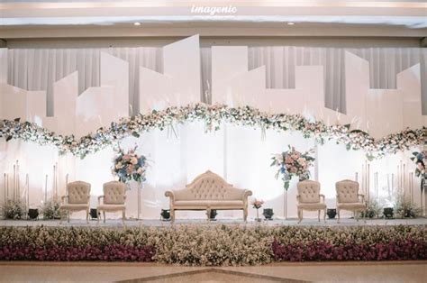 resepsi pernikahan  tema dekorasi putih  wedding hall