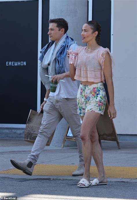 couple alert paula patton grabs groceries  brie larsons