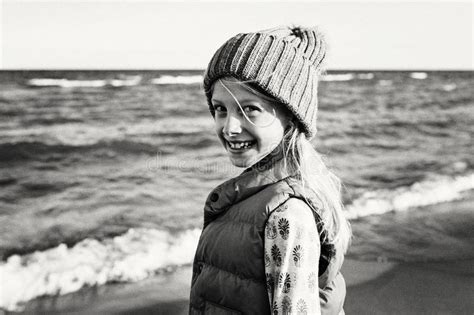meisje op het strand dat een hoed draagt stock foto