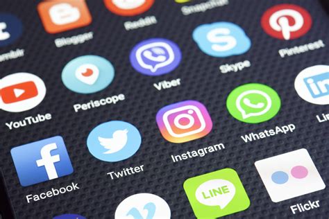 verschiedene social media apps auf dem smartphone display  social media apps