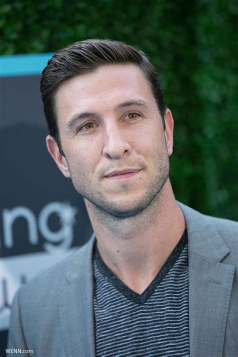 Oitnb S George Mendez Without His Mustache Looks Hot Pablo Schreiber