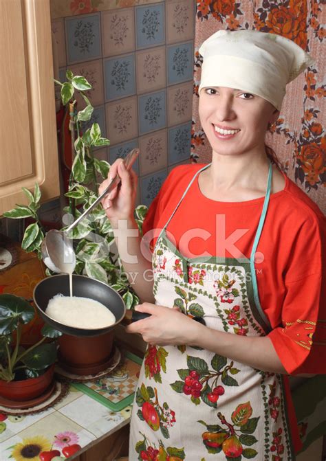 Hausfrau In Der Küche Stockfoto Gebührenfrei Freeimages