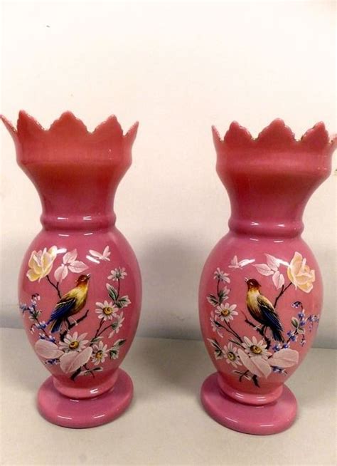 twee decoratieve melkglas vazen verfraaid met vogel en bloemdecor vaas  de stijl