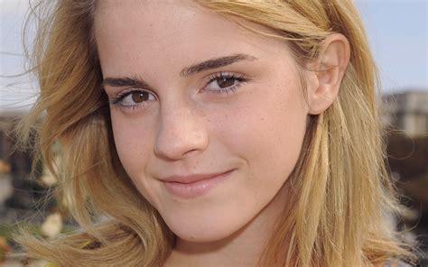 Emma Watson Blonde Face Wallpapers Hd Desktop And
