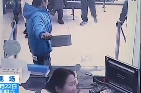 Video Shanghai Bank Worker Caught On Cctv Laughing At Bungling Armed